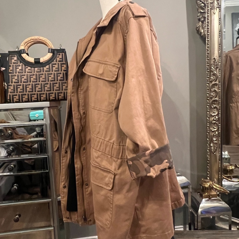 This jacket is made like a shacket the inside has camouflage design sleeves roll - Picture 12 of 16